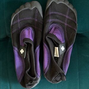 Kids 2/3 Black and Purple Water Shoes
